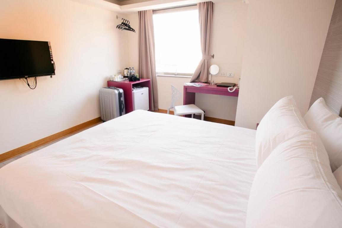 Kiwi Express Hotel - Chenggong Rd Тайджун Екстериор снимка