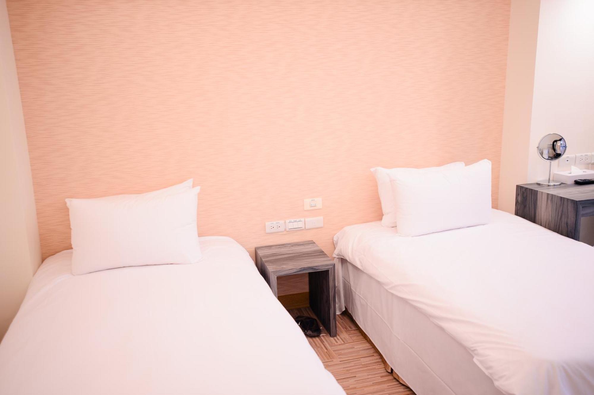 Kiwi Express Hotel - Chenggong Rd Тайджун Екстериор снимка
