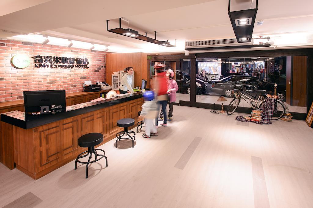 Kiwi Express Hotel - Chenggong Rd Тайджун Екстериор снимка
